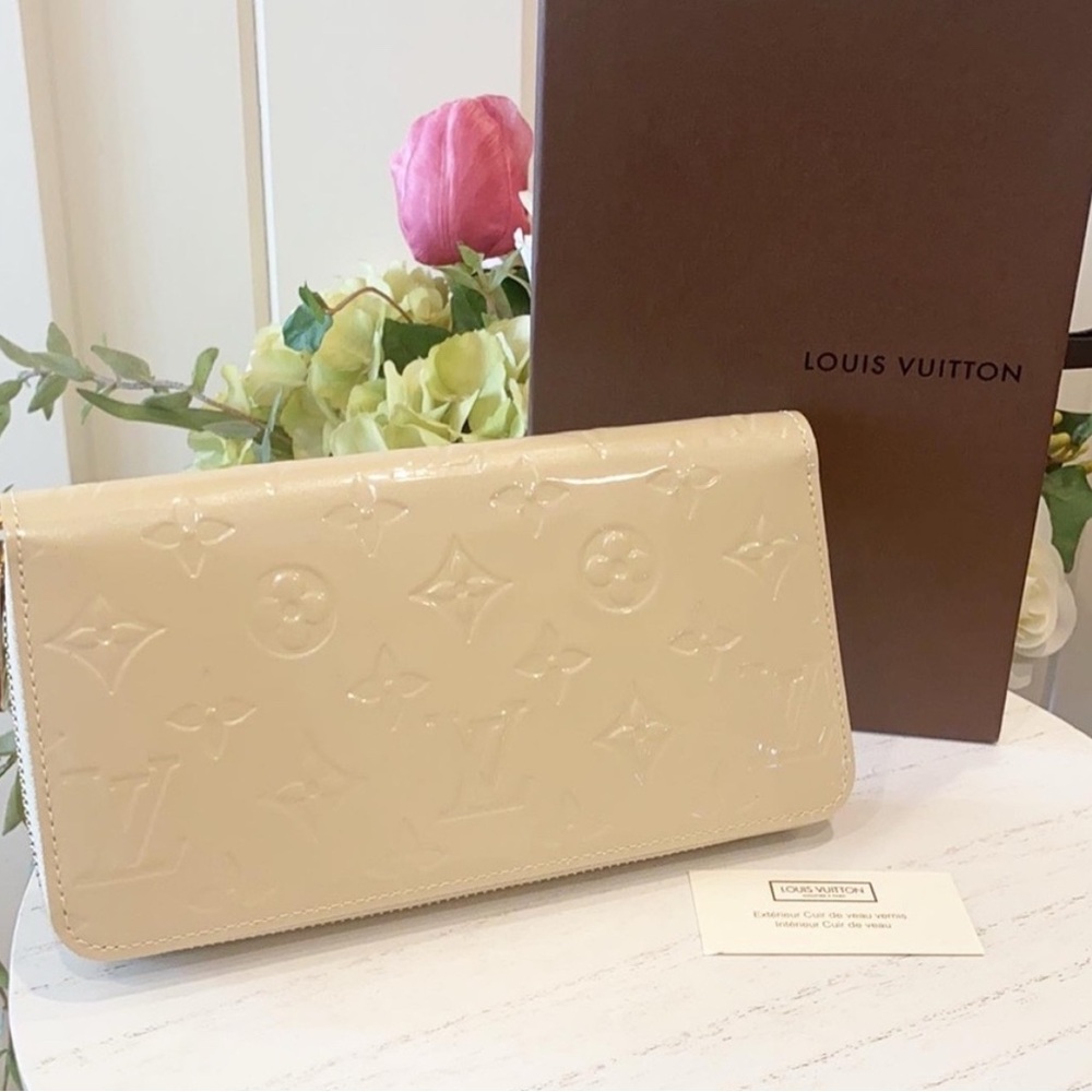 Louis Vuitton Cream Ivory Monogram Vernis Leather Zippy Wallet